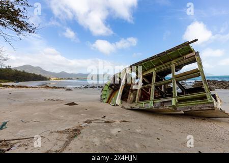 Boote Wrack an einem Strand von Con Dao in Vietnam Stockfoto