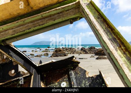 Boote Wrack an einem Strand von Con Dao in Vietnam Stockfoto