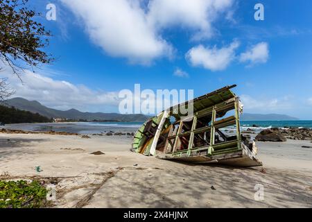 Boote Wrack an einem Strand von Con Dao in Vietnam Stockfoto