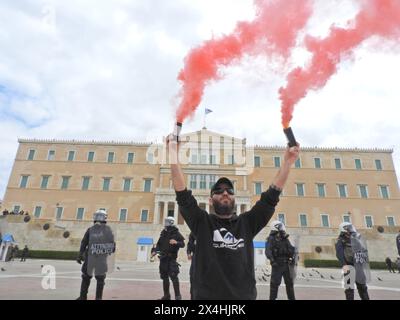 Athen, Griechenland. Mai 2024. (1.5.2024) Demonstration in Athen zum Jahrestag des Mayday, bei der Menschen höhere Leistungen und höhere Leistungen fordern. Die Demonstranten verurteilten auch den Krieg in Gaza. (Foto: George Panagakis/Pacific Press/SIPA USA) Credit: SIPA USA/Alamy Live News Stockfoto