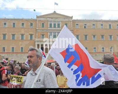 Athen, Griechenland. Mai 2024. (1.5.2024) Demonstration in Athen zum Jahrestag des Mayday, bei der Menschen höhere Leistungen und höhere Leistungen fordern. Die Demonstranten verurteilten auch den Krieg in Gaza. (Foto: George Panagakis/Pacific Press/SIPA USA) Credit: SIPA USA/Alamy Live News Stockfoto