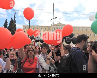 Athen, Griechenland. Mai 2024. (1.5.2024) Demonstration in Athen zum Jahrestag des Mayday, bei der Menschen höhere Leistungen und höhere Leistungen fordern. Die Demonstranten verurteilten auch den Krieg in Gaza. (Foto: George Panagakis/Pacific Press/SIPA USA) Credit: SIPA USA/Alamy Live News Stockfoto