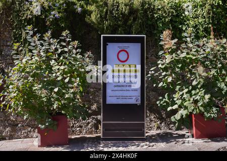 Ein elektronisches Schild, das vor dem Transportverbot im Fischerdorf aufgrund eines Sportereignisses in Portofino, Genua, Ligurien, Italien warnt Stockfoto