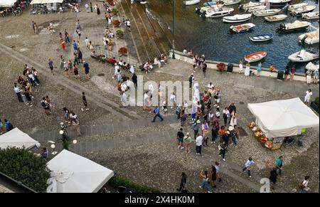 Erhöhter Blick auf den kleinen Platz mit Blick auf den Hafen des berühmten Touristenziels an der italienischen Riviera im Sommer, Portofino, Genua, Ligurien Stockfoto