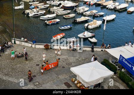 Erhöhter Blick auf die berühmte Piazzetta, den kleinen Platz mit Blick auf den Hafen des beliebten Urlaubsziels im Sommer, Portofino, Genua, Italien Stockfoto