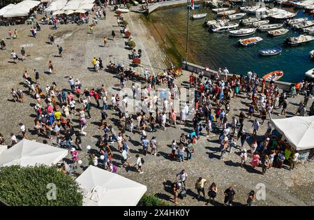 Blick aus der Höhe auf die berühmte „Piazzetta“, den kleinen Platz des alten Fischerdorfes, der im Sommer von Touristen überfüllt ist, Portofino, Genua, Italien Stockfoto