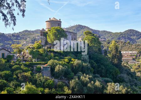 Blick auf die Brown Castle, eine historische Militärfestung, die heute in einem Hausmuseum auf der Landzunge von Portofino, Genua, Ligurien, Italien, gerissen ist Stockfoto