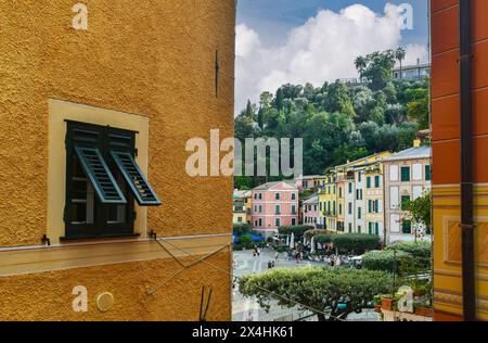 Erhöhter Blick auf den kleinen Platz des berühmten Fischerdorfes mit den typischen bunten Häusern im Sommer, Portofino, Genua, Ligurien, Italien Stockfoto