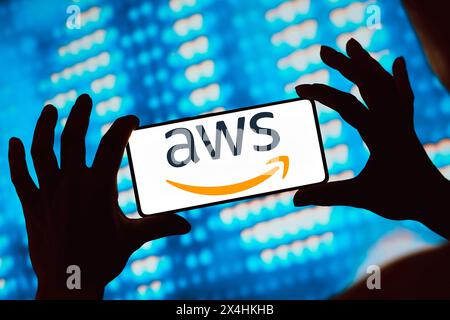 In dieser Abbildung wird das Amazon Web Services (AWS)-Logo auf einem Smartphone-Bildschirm angezeigt. Stockfoto