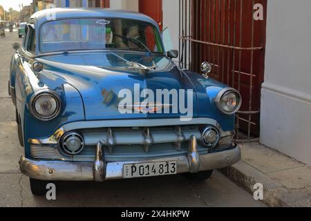 228 Blau-weiß-Almendron-Auto - Chevrolet Classic aus dem Jahr 1953 - parkt zwischen Häusern aus der Kolonialzeit, Straße im Plaza Mayor Square. Trinidad-Kuba. Stockfoto