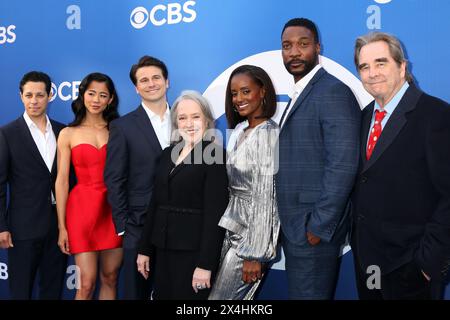 Mai 2024, Los Angeles, CA, USA: LOS ANGELES - 2. MAI: David Del Rio, Leah Lewis, Jason Ritter, Kathy Bates, Skye P. Marshall, EME Ikwuakor, Beau Bridges bei der CBS Fall Preview Party in den Paramount Studios am 2. Mai 2024 in Los Angeles, CA (Credit Image: © Kay Blake/ZUMA Press Wire) NUR REDAKTIONELLE VERWENDUNG! Nicht für kommerzielle ZWECKE! Stockfoto