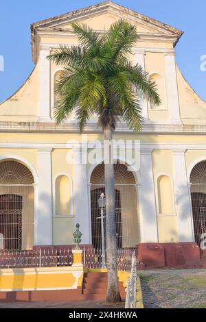 234 die Kirche der Heiligen Dreifaltigkeit auf dem Plaza Mayor Square, südwestlich zur Hauptfassade unter der Nachmittagssonne ausgerichtet. Trinidad-Kuba. Stockfoto