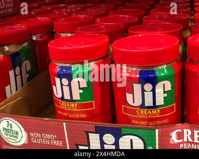 BAXTER, MN - 3. Feb 2021: Verkauf von Erdnussbutter im Geschäft. JIF ist eine US-amerikanische Marke für Erdnussbutter, hergestellt von der J.M. Smucker Company, Red and Stockfoto