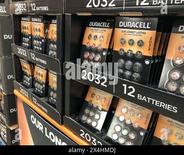 BAXTER, MN - 3. Februar 2021: Anzeige von Duracell Lithium-Knopfzellen zum Verkauf. Schwarz-goldene Batterie im 12er-Pack auf einer Palette in einem Mitgliedslager Stockfoto