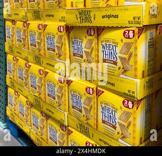 BAXTER, MN - 3. Feb 2021: Präsentation von Kisten mit Nabisco Weizen Thins Snacks zum Verkauf. 100 % Vollkorn-Snacks ohne künstlichen fla Stockfoto