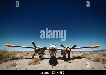 Ein Douglas A-26 Invader mit dem Namen Intimate Invader befindet sich am Flughafen Santa Teresa in New Mexico. Stockfoto