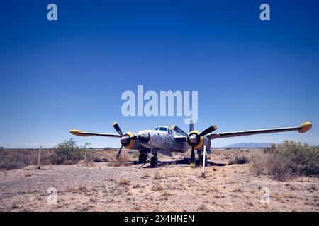 Ein Douglas A-26 Invader mit dem Namen Intimate Invader befindet sich am Flughafen Santa Teresa in New Mexico. Stockfoto