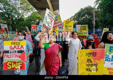 Dhaka, Bangladesch. Mai 2024. Dhaka, Bangladesch, 3. Mai 2024: Menschen aus allen Gesellschaftsschichten führten unter dem Banner des „˜Bangladesch Palästina-Solidaritätskomitees“ am Freitag in Shahbagh in der Stadt eine Prozession aus, in der sie aufforderten, die israelische Aggression in Palästina zu stoppen. (Kreditbild: © Suvra Kanti das/ZUMA Press Wire) NUR REDAKTIONELLE VERWENDUNG! Nicht für kommerzielle ZWECKE! Stockfoto