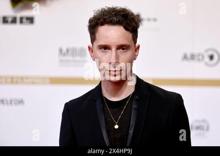 Berlin, Deutschland. Mai 2024. Schauspieler Jonathan Berlin nimmt an der Verleihung des Deutschen Filmpreises Teil. Die Lola ist eine der wichtigsten Auszeichnungen in der Branche. Quelle: Christoph Soeder/dpa/Alamy Live News Stockfoto