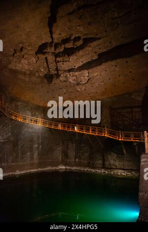 WIELICZKA, POLEN – JUNI 30: Unterirdische Treppe und Salzgrottensee Wieliczka. Innenansicht der königlichen Salzminen Wieliczka und bochnia mit strukturiertem Salz Stockfoto
