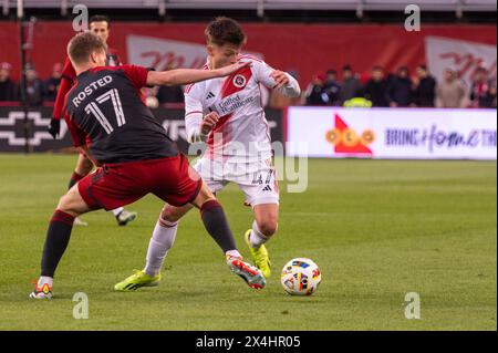 Toronto, ON, Kanada - 20. April 2024: Esmir Bajraktarevic #47 Stürmer der New England Revolution dribbelt mit dem Ball während der MLS Regular Seas Stockfoto