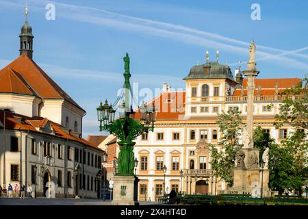 Hradcanske Namesti Platz Prag Kirche St. Benedikt Toskana Palast - Tuscany Palast - Tuscany Stadt Stadtviertel Hradcany Barock Architektur Stockfoto