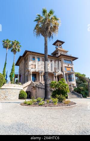 Imperia, Italien - 14. August 2023: Villa Grock. Historisches Haus des berühmten Clowns, sonniger Tag mit blauem Himmel Stockfoto