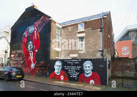 Die beiden Wandmalereien mit Jordan Henderson, Ian St John und Roger Hunt feiern das Ende der 30-jährigen Wartezeit auf den Ligapokal und den ersten FA Cup Stockfoto
