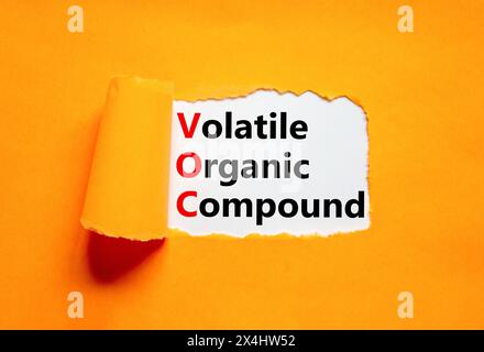VOC-Symbol für flüchtige organische Verbindungen. Konzeptworte flüchtige organische VOC-Verbindung auf wunderschönem Weißbuch. Wunderschöner orangefarbener Hintergrund. Geschäftliche VOC Stockfoto