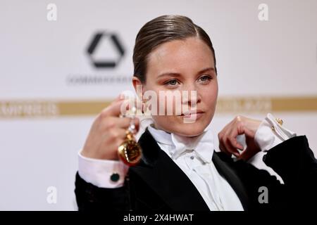 Berlin, Deutschland. Mai 2024. Schauspielerin Sonja Gerhardt nimmt an der Verleihung des Deutschen Filmpreises Teil. Die Lola ist eine der wichtigsten Auszeichnungen in der Branche. Quelle: Christoph Soeder/dpa/Alamy Live News Stockfoto