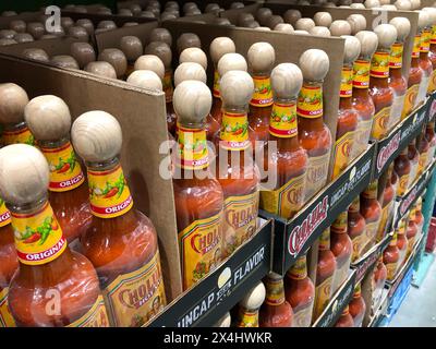 BAXTER, MN - 3. Februar 2021: Flaschen mit heißer Cholula-Sauce mit Holzkappen in einem Geschäft. Hergestellt in Mexiko, um ein bisschen mexikanische Tradition zu bringen Stockfoto