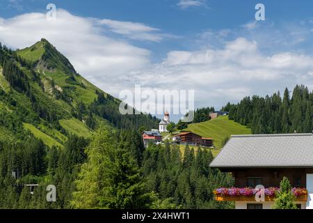 Antoniuskapelle in der Nähe von Bach und Dorf, Reutte, Tirol, Österreich Stockfoto