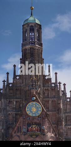 Marienkirche mit dem berühmten Maennleinlaufen unter der Turmuhr, seit über 500 Jahren sind die sieben Kurfürsten an Kaiser Karl IV. Vorbei Stockfoto