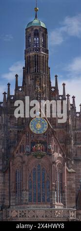 Marienkirche mit dem berühmten Maennleinlaufen unter der Turmuhr, seit über 500 Jahren sind die sieben Kurfürsten an Kaiser Karl IV. Vorbei Stockfoto