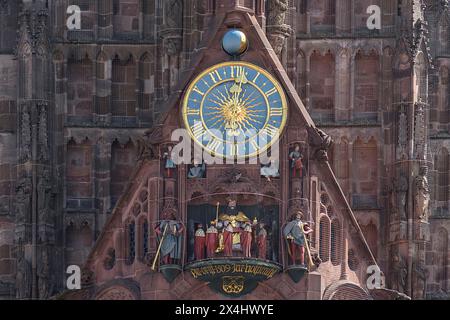 Marienkirche mit dem berühmten Maennleinlaufen unter der Turmuhr, seit über 500 Jahren sind die sieben Kurfürsten an Kaiser Karl IV. Vorbei Stockfoto