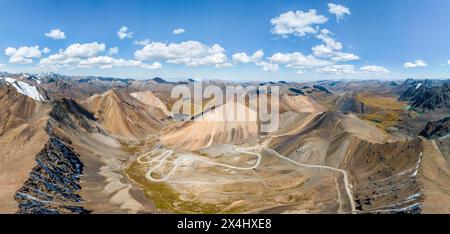 Luftaufnahme, Straße mit Serpentinen, Bergpass in Tien Shan, Chong Ashuu Pass, Kirgisistan, Issyk Kul, Kirgisistan Stockfoto