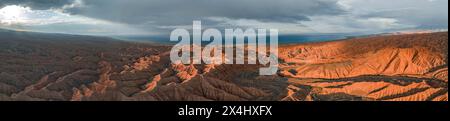 Abendstimmung, Canyon zieht sich durch Landschaft, Issyk Kul Lake, dramatische karge Landschaft mit erodierten Hügeln, Badlands, Canyon der vergessenen Flüsse Stockfoto