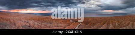 Abendstimmung, Canyon zieht sich durch Landschaft, Issyk Kul Lake, dramatische karge Landschaft mit erodierten Hügeln, Badlands, Canyon der vergessenen Flüsse Stockfoto