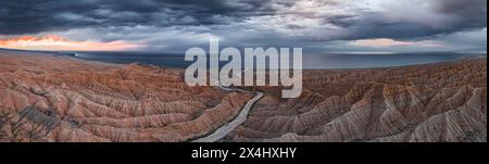 Abendstimmung, Canyon zieht sich durch Landschaft, Issyk Kul Lake, dramatische karge Landschaft mit erodierten Hügeln, Badlands, Canyon der vergessenen Flüsse Stockfoto