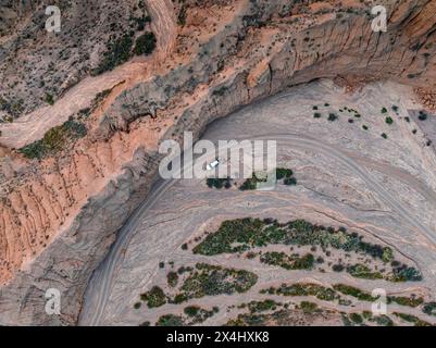 Blick aus der Luft, Geländewagen, Camping im trockenen Flussbett, Blick von oben, Canyon verläuft durch Landschaft, dramatische karge Landschaft mit erodierten Hügeln, Badlands Stockfoto