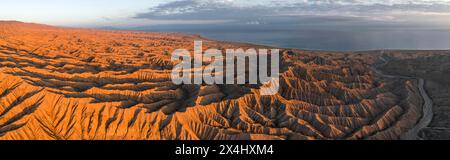 Abendstimmung, Canyon zieht sich durch Landschaft, Issyk Kul Lake, dramatische karge Landschaft mit erodierten Hügeln, Badlands, Canyon der vergessenen Flüsse Stockfoto