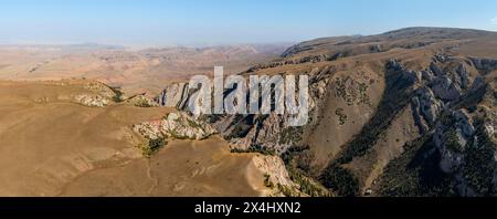 Moldo-Ashuu Pass, Berglandschaft mit steilen Felsen zwischen gelben Hügeln, in der Nähe von Baetov, Naryn Region, Kirgisistan Stockfoto