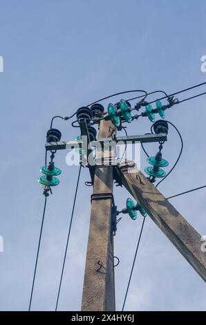 Strommasten und Stromleitungen. Hochwertige Fotos Stockfoto