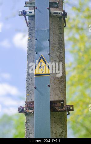 Warnung Hochspannungszeichen am Hochspannungspol. Hochwertige Fotos Stockfoto