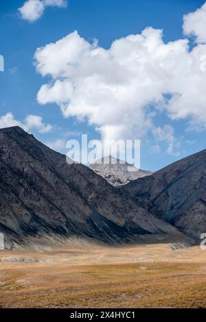 Plateau, dramatische hohe Berge, Tian Shan Berge, Jety Oguz, Kirgisistan Stockfoto