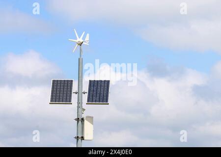 Einfache meteorologische Station mit Solarpaneelen. Neue Technologie Stockfoto