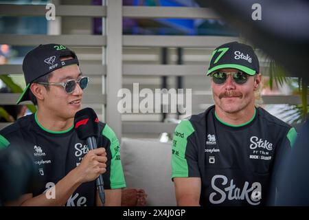 Miami Gardens, FL, USA. Mai 2023. 77 Valtteri Bottas (FIN) Kick sauber & 24 Zhou Guanyu (CHN) Kick sauber, F1 Grand Prix von Miami im Miami Autodrome in Miami Gardens, Florida, USA. Quelle: Yaroslav Sabitov/YES Market Media/Alamy Live News. Stockfoto