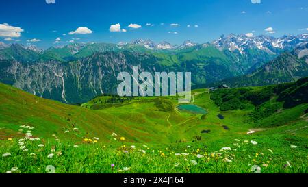 Panorama vom Fellhorn über den Schlappoldsee und die Bergstation Fellhornbahn zum zentralen Hauptkamm der Allgäuer Alpen, Allgäuer, Bayern Stockfoto