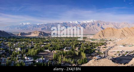 Panorama über Leh und das Indus-Tal nach Stok Kangri, 6153 m, Ladakh, Jammu und Kaschmir, Indien Stockfoto