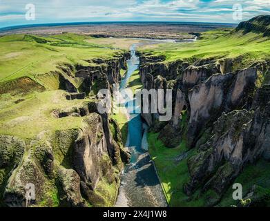 Landschaft aus der Vogelperspektive des zerklüfteten Canyons von Fjadrargljufur, der im Sommer in Kirkjubaejarklaustur, Island, fließt Stockfoto